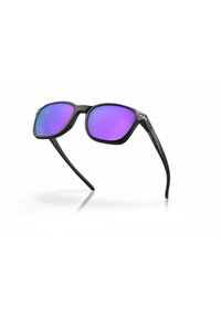 Gafas de sol negras con lentes espejados morados, de forma rectangular y con varillas curvadas. Acentos metálicos cerca de las bisagras y diseño texturizado en las patillas.