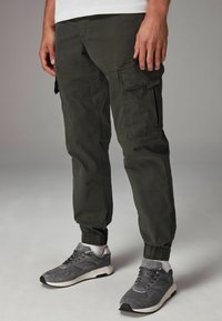 Next STRETCH UTILITY REGULAR TAPERED - Kareiviško stiliaus kelnės - dark green