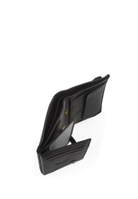 Cartera de cuero negro con superficie texturizada, múltiples ranuras para tarjetas, una ventana clara para identificación y cierre de botón a presión.