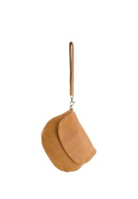 Håndledsclutch i tanfarvet læder med klaplås og aftagelig rem, prydet med præget "VENEZA"-logo, isoleret på hvid baggrund.