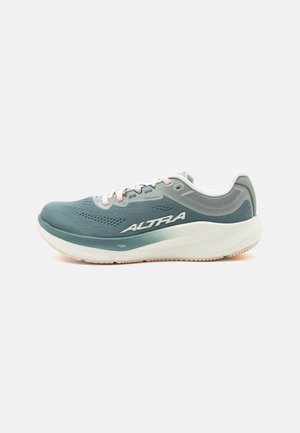 Blauwe en grijze hardloopschoen met witte zool en "ALTRA" logo aan de zijkant, getoond vanaf de buitenkant op een witte achtergrond.