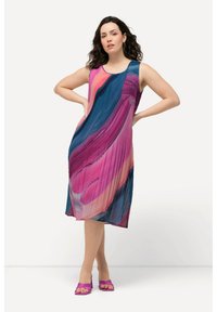Vestido sin mangas con un patrón ondulado y colorido en tonos de rosa, azul y púrpura. Tejido ligero con textura plisada.