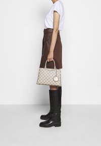 DKNY Handväska - beige