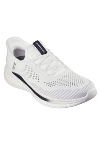 Zapatilla deportiva blanca con una parte superior de malla transpirable, superficie texturizada y un acento negro en la entresuela. Presenta cordones y un collar acolchado.