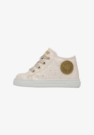 Sneakers alte da bambini glitterati in rosa con accenti dorati e suola in gomma bianca testurizzata. Presentano una patch rotonda con il logo e lacci metallici.