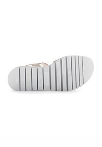 Bílá gumová podrážka s horizontálními drážkami a vyvýšenými body pro lepší přilnavost. Obsahuje embosované logo. Plochý, minimalistický design vhodný pro volnočasovou obuv.