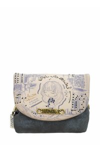 Bolso pequeño bicolor con una niña ilustrada, tachuelas decorativas, texto escrito a mano y logo metalizado dorado "Anekke" en el cierre de solapa.