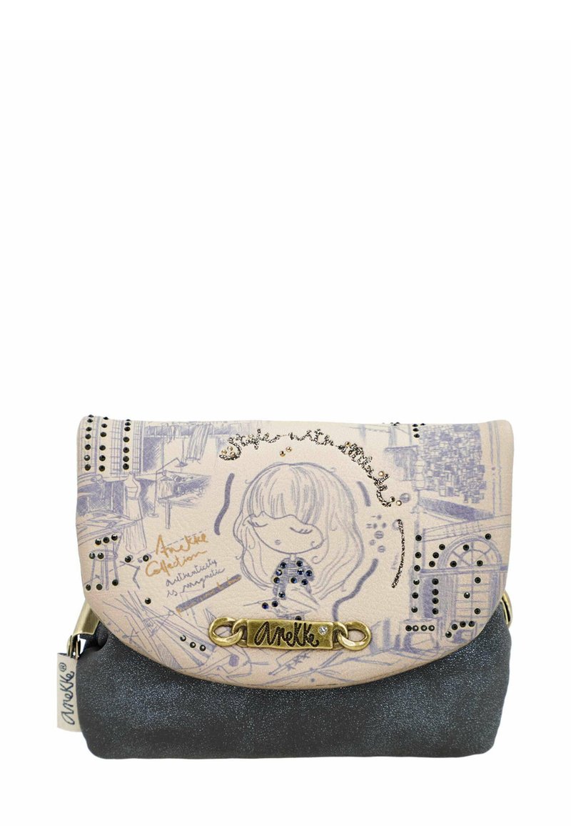 Bolso pequeño bicolor con una niña ilustrada, tachuelas decorativas, texto escrito a mano y logo metalizado dorado "Anekke" en el cierre de solapa.