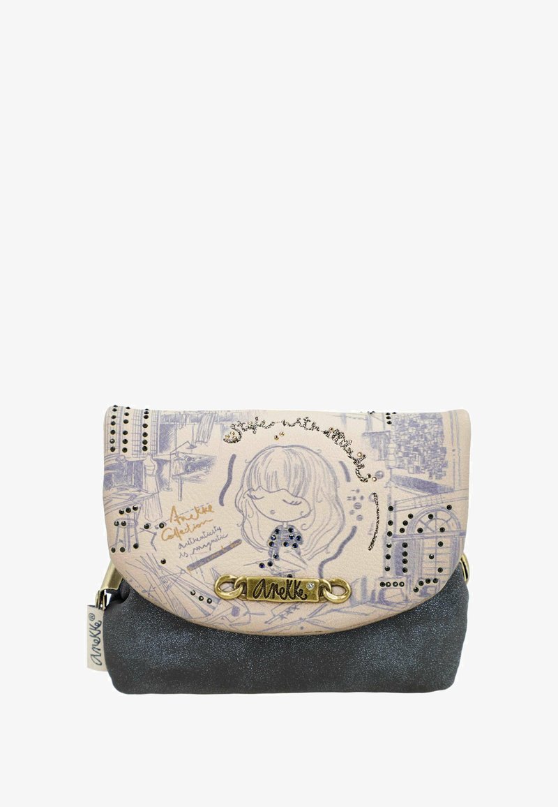 Bolso pequeño bicolor con una niña ilustrada, tachuelas decorativas, texto escrito a mano y logo metalizado dorado "Anekke" en el cierre de solapa.