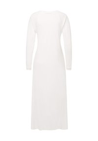 Abito bianco a maniche lunghe realizzato in un tessuto morbido, con un design semplice e una silhouette dritta, senza motivi o dettagli visibili.