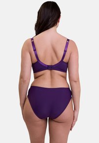 Ensemble de lingerie violet comprenant un soutien-gorge avec des bretelles réglables et une culotte taille haute assortie, tous deux dotés d'une texture lisse semblable à du satin et d'un bord festonné.