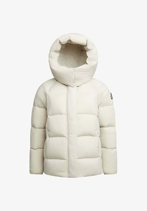 Puffatakki vaaleassa valkoisessa, jossa on korkea kaulus, tikattu muotoilu, pehmeä tekstuuri ja logo-aksentti vasemmassa hihassa.