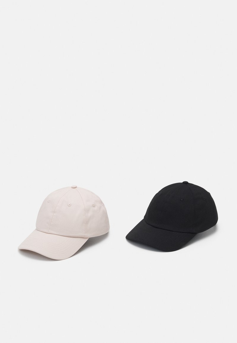 Dois bonés de beisebol: um em rosa claro e outro em preto. Ambos apresentam uma coroa arredondada, aba pré-curvada e ilhós para ventilação.