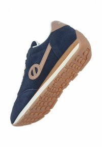 Baskets en nubuck bleu marine avec des accents beige et une semelle en caoutchouc. Présente un logo circulaire et un motif de semelle texturé.