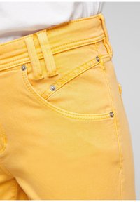 s.Oliver Shorts vaqueros - yellow
