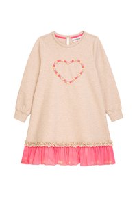 Beiges langärmliges Kleid mit einem Herz aus bunten Perlen, ausgestattet mit einem geschichteten rosa Volantsaum und einem Schlüssellochverschluss am Rücken.