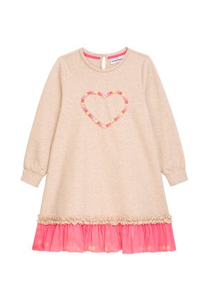 Beiges langärmliges Kleid mit einem Herz aus bunten Perlen, ausgestattet mit einem geschichteten rosa Volantsaum und einem Schlüssellochverschluss am Rücken.