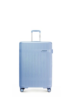 Světle modrý kufr s tvrdým povrchem a vertikálními žebrováními, čtyři otočná kolečka a vysunutá zatahovací rukojeť, na přední straně a rukojeti označeno nápisem "Wittchen".