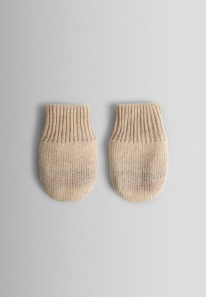 Béžové pletené rukavice s žebrovaným manžetem, zaobleným tvarem a měkkou texturou. Tkanina vykazuje jemný vzor a mírnou barevnou variabilitu.