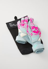 Nike GK Vapor Grip3 målvaktshansker i lyseblå med et rosa geometrisk design, oppbevart i en svart pose. Har justerbare håndleddsstropper.