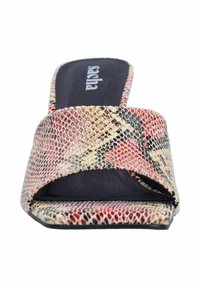 Sandale à semelle ouverte avec un motif de serpent multicolore. La tige présente un design texturé avec une semelle intérieure et un talon noirs.