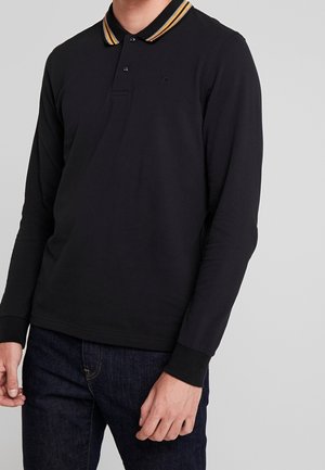 Polo noir à manches longues avec un col rayé jaune et bleu, un logo sur la poitrine et des détails de poignets côtelés.