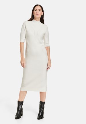 BEQUEMES TURTLENECK - Strickkleid - whisper white