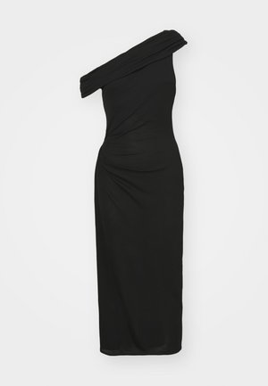 Robe noire à une épaule, en tissu lisse, présentant un design drapé avec un côté froncé et un ourlet droit.