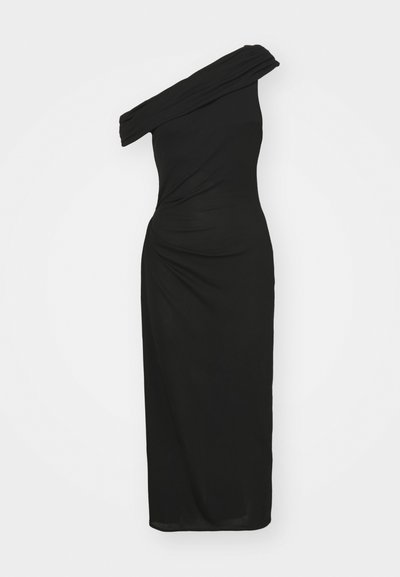 Rochie neagră cu un umăr, confecționată dintr-un material neted, având un design drapat cu o parte strânsă și o margine dreaptă.