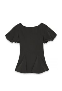 Maglietta nera a maniche corte con scollatura a barca, orlo plissettato e tessuto di texture. Presenta un corpetto aderente e maniche svasate.