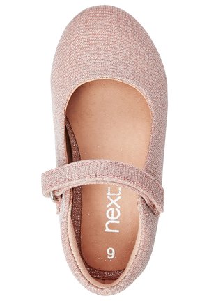 Chaussure Mary Jane rose en tissu pailleté, bout rond, et bride sur le cou-de-pied. Semelle intérieure avec logo ; doublure douce visible.