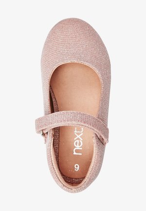 Chaussure Mary Jane rose en tissu pailleté, bout rond, et bride sur le cou-de-pied. Semelle intérieure avec logo ; doublure douce visible.