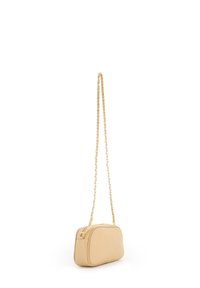 Beige læder clutch taske med rektangulær form, guld kædetræk, glat tekstur og lynlås lukning. Funktionelt og minimalistisk design.