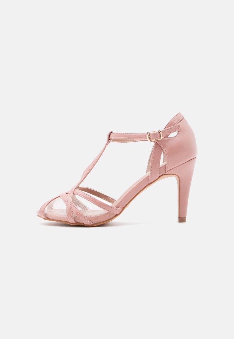 Roze sandalen met hoge hak en open teen, met een T-bandontwerp, inzetstukken van mesh en een slanke hak. Glad oppervlak met een glanzende afwerking.