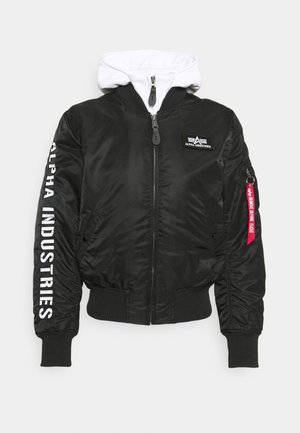 Černá bomber bunda s bílou kapucí, předním zipem, žebrovanými manžetami, logem Alpha Industries a detailem červeného taháčku na zip.