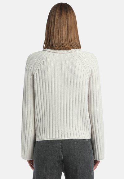 Maglione a coste di colore crema con collo rotondo e maniche lunghe. Presenta un motivo testurizzato, polsini aderenti e un orlo corto.