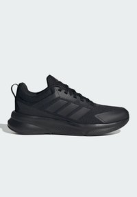 Chaussure de sport noire avec une tige en mesh texturé, des lacets plats et une semelle de soutien. Présente trois bandes horizontales sur le côté.