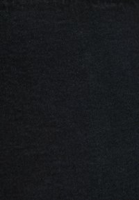 Tejido de mezclilla negra con un ligero brillo, que presenta una textura suave y un sutil patrón de sarga, mostrando un color y consistencia uniforme en toda su extensión.