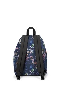 Ryggsäck med blommönster på en mörkblå bakgrund, svarta remmar och ett handtag på toppen för lätt bärande.