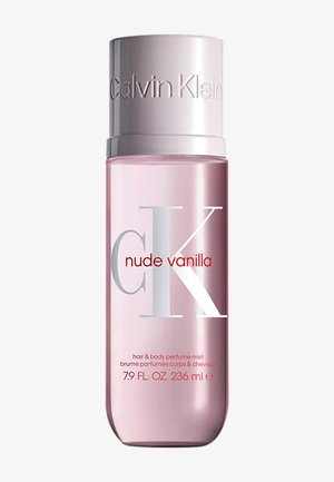 Bouteille cylindrique transparente avec un liquide teinté de rose, un capuchon argenté et un logo « CK » blanc. L'étiquette indique « nude vanilla » en rouge. Taille de 236 ml.