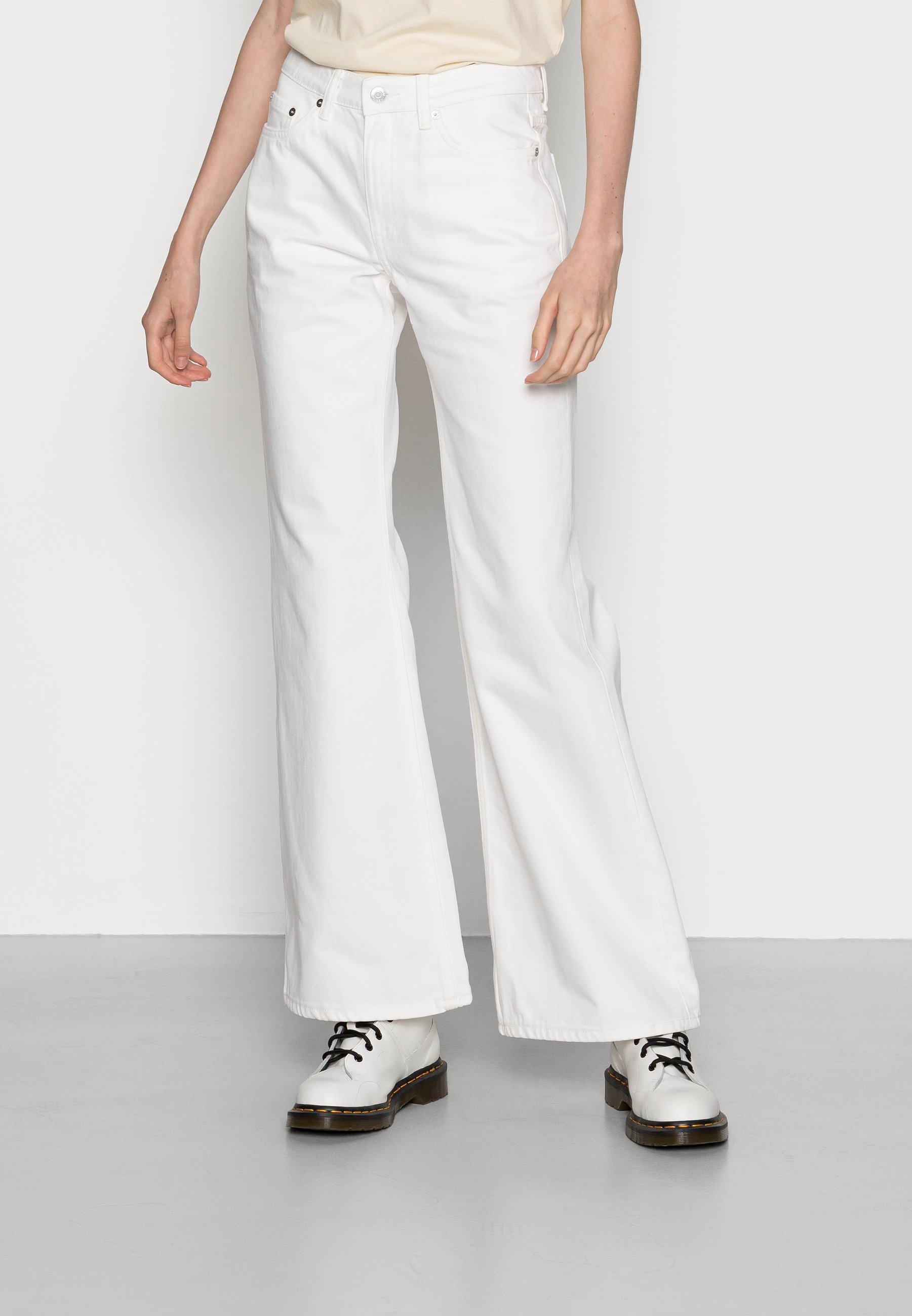 Weekday TOWER - Flared Jeans - white 