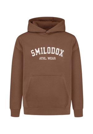Sudadera con capucha marrón y bolsillo frontal. Presenta el texto blanco "SMILODOX ATHL. WEAR" en un diseño arqueado. Textura suave, corte casual.