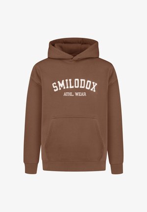 Sudadera con capucha marrón y bolsillo frontal. Presenta el texto blanco "SMILODOX ATHL. WEAR" en un diseño arqueado. Textura suave, corte casual.
