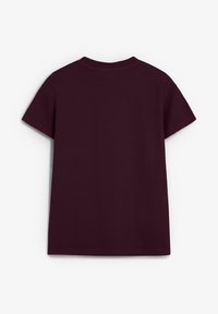 Bordeaux t-shirt met korte mouwen, ronde hals en een gladde textuur. Geen zichtbare patronen of accenten op de achterkant.