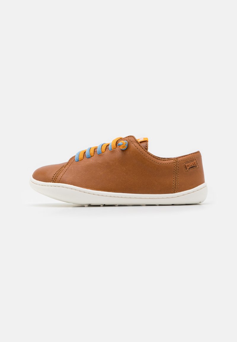 Sneaker in pelle marrone con suola in gomma bianca, dotato di lacci blu e arancioni, punta arrotondata e elementi di design minimalisti.