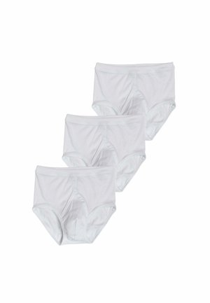 Tre paia di slip da uomo bianchi semplici disposti a pila sfalsata su sfondo bianco.