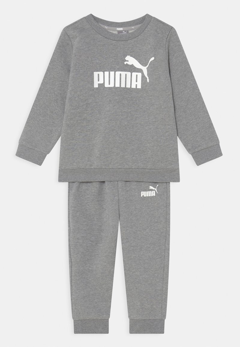 Conjunto de sudadera y pantalones de chándal grises hecho de tejido suave. Presenta un logo blanco de Puma en el pecho y el muslo. Puños y cintura acanalados.
