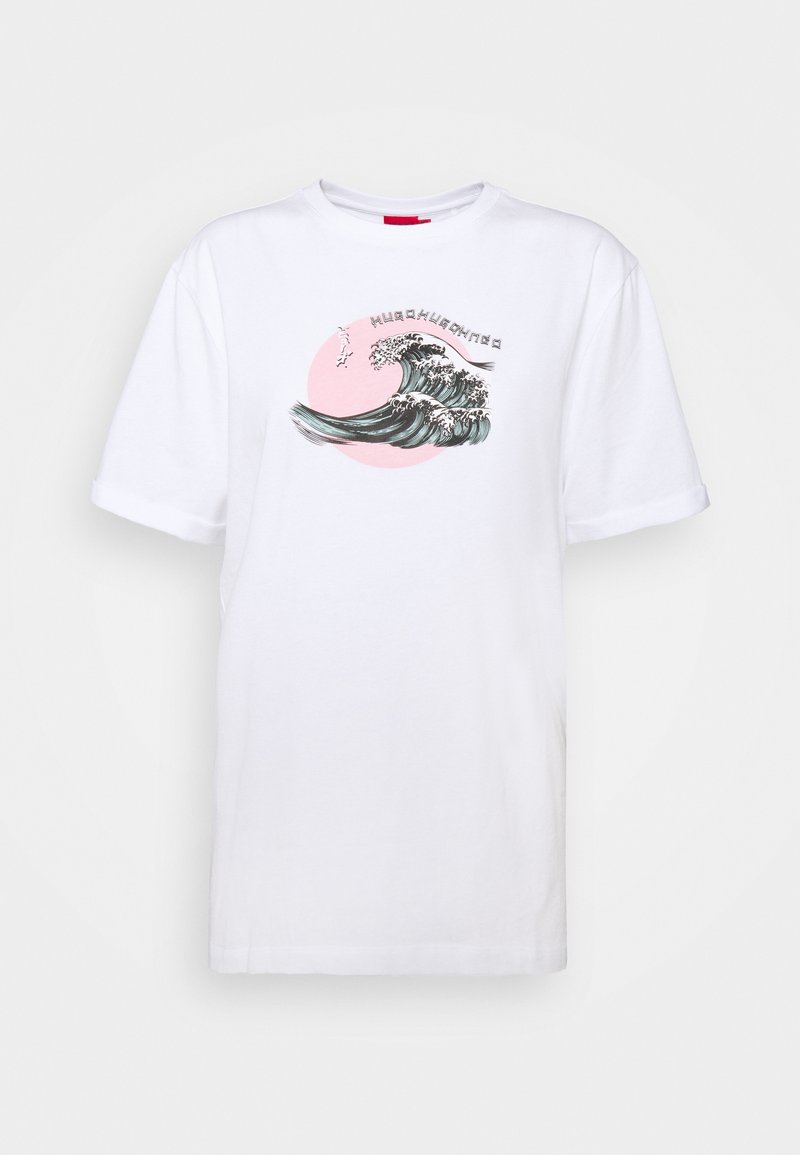 T-shirt en coton blanc avec un graphisme de vagues stylisées et un cercle rose ; col rond et manches courtes.