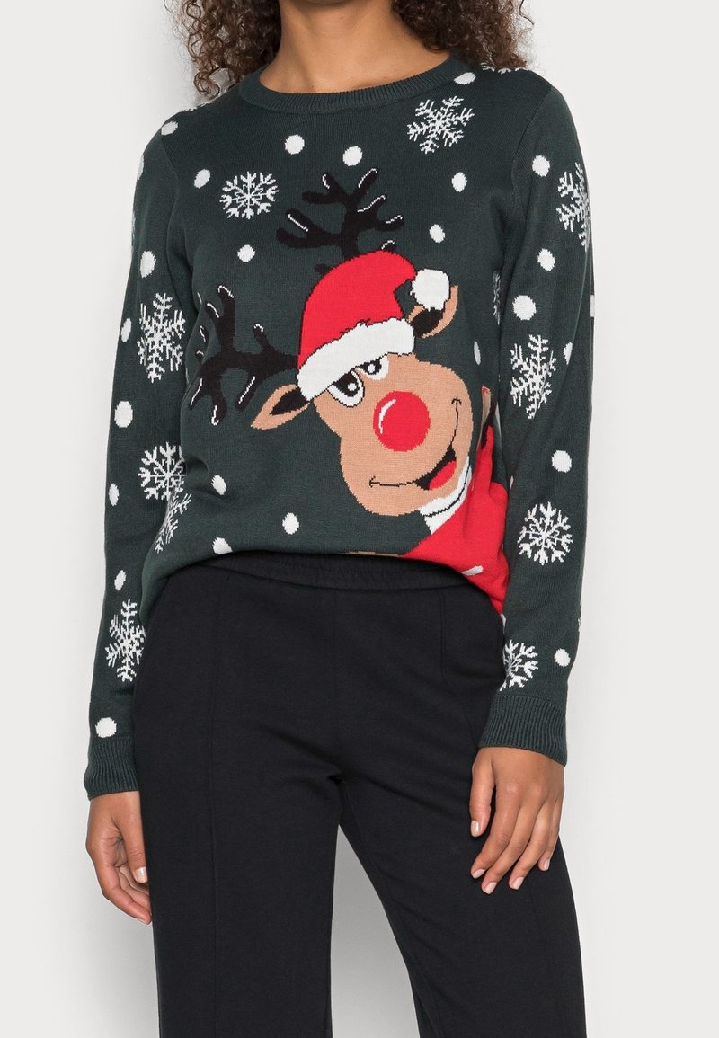 Maglione a maglia verde scuro con un design di renna, naso rosso e cappello di Babbo Natale. Presenta fiocchi di neve e pois bianchi. Collo rotondo.
