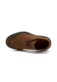 Scarpa in suede marrone con lacci e suola nera, vista dall'alto. L'interno mostra il nome del marchio "FRAD" nella soletta.